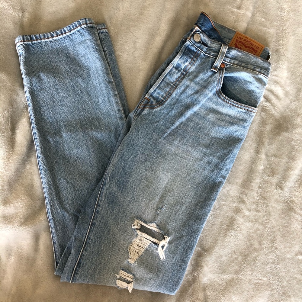 NWOT Distressed Levi 501s